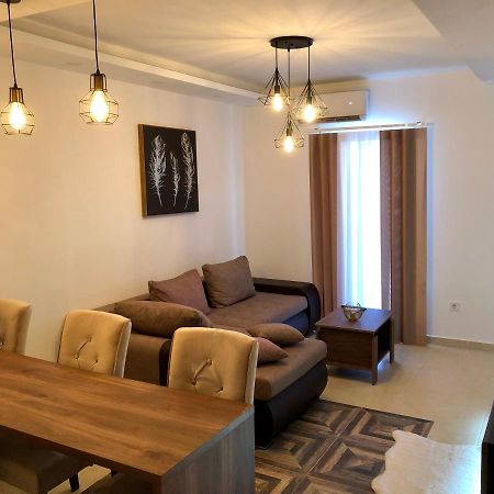 Lux Apartmani Centar Cetynia Zewnętrze zdjęcie