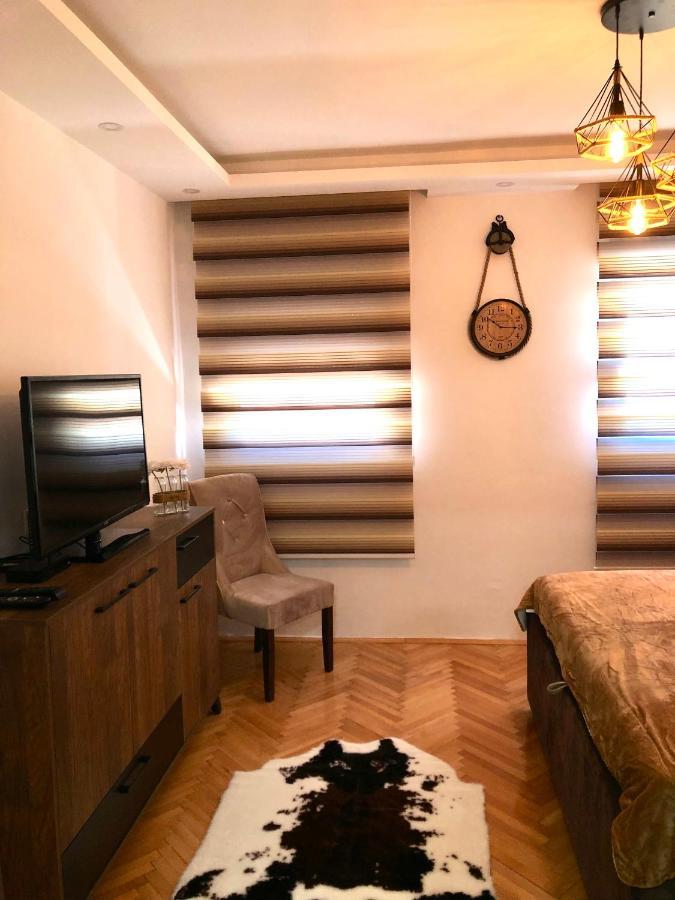 Lux Apartmani Centar Cetynia Zewnętrze zdjęcie