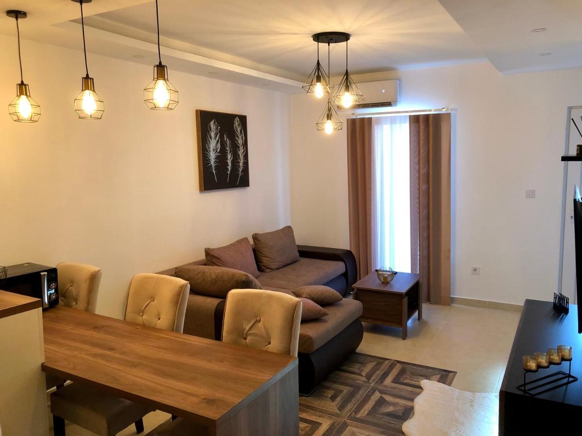 Lux Apartmani Centar Cetynia Zewnętrze zdjęcie